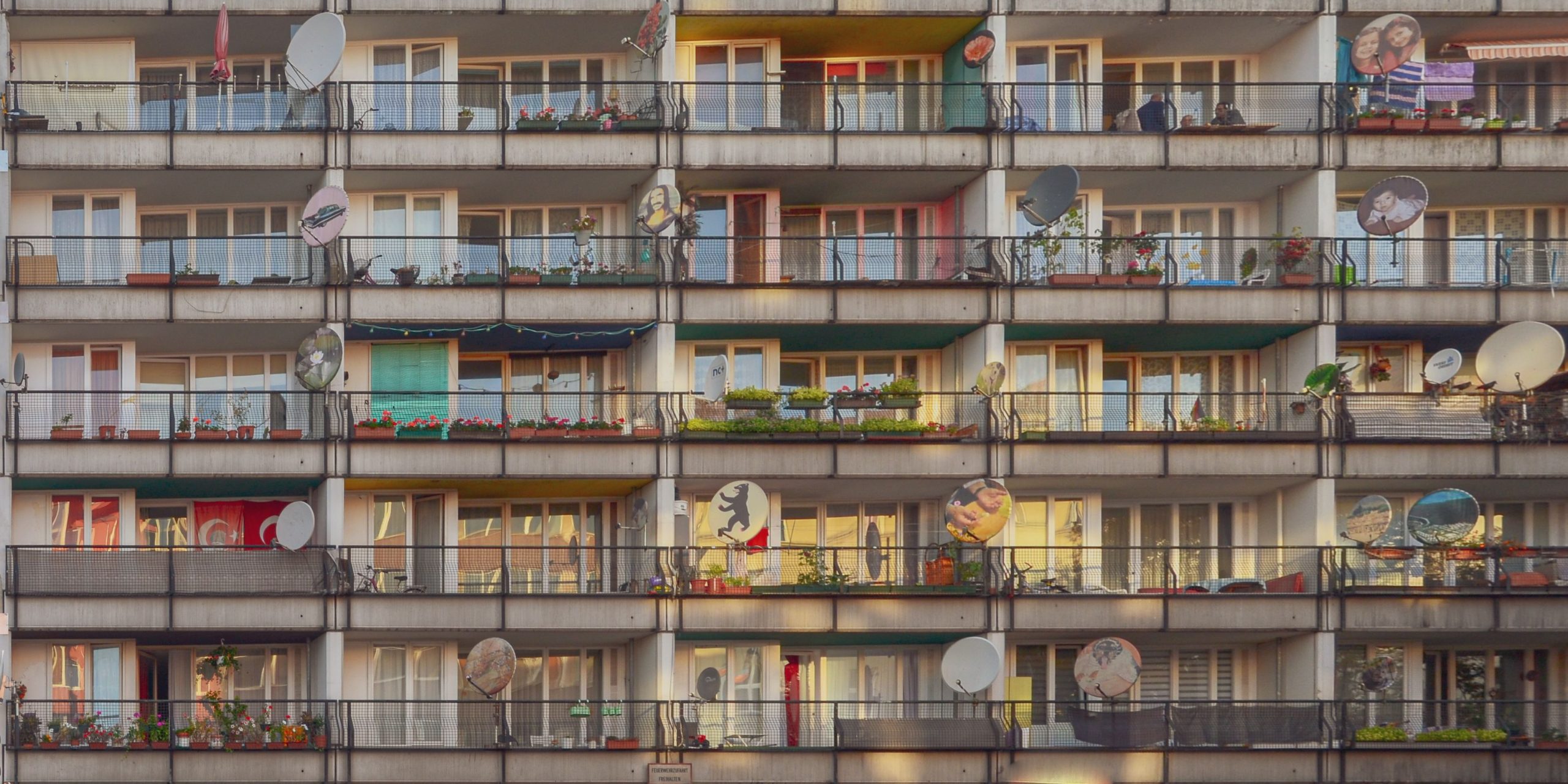 Immeuble résidentiel avec balcons colorés