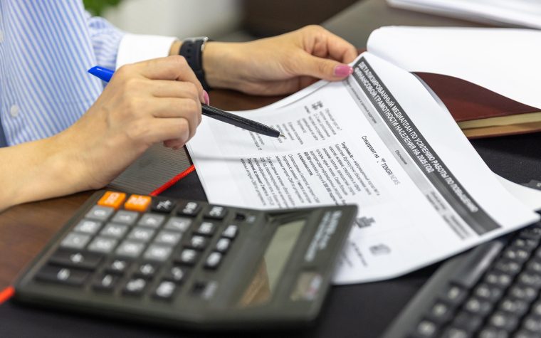 Analyse de documents financiers avec calculatrice et stylo