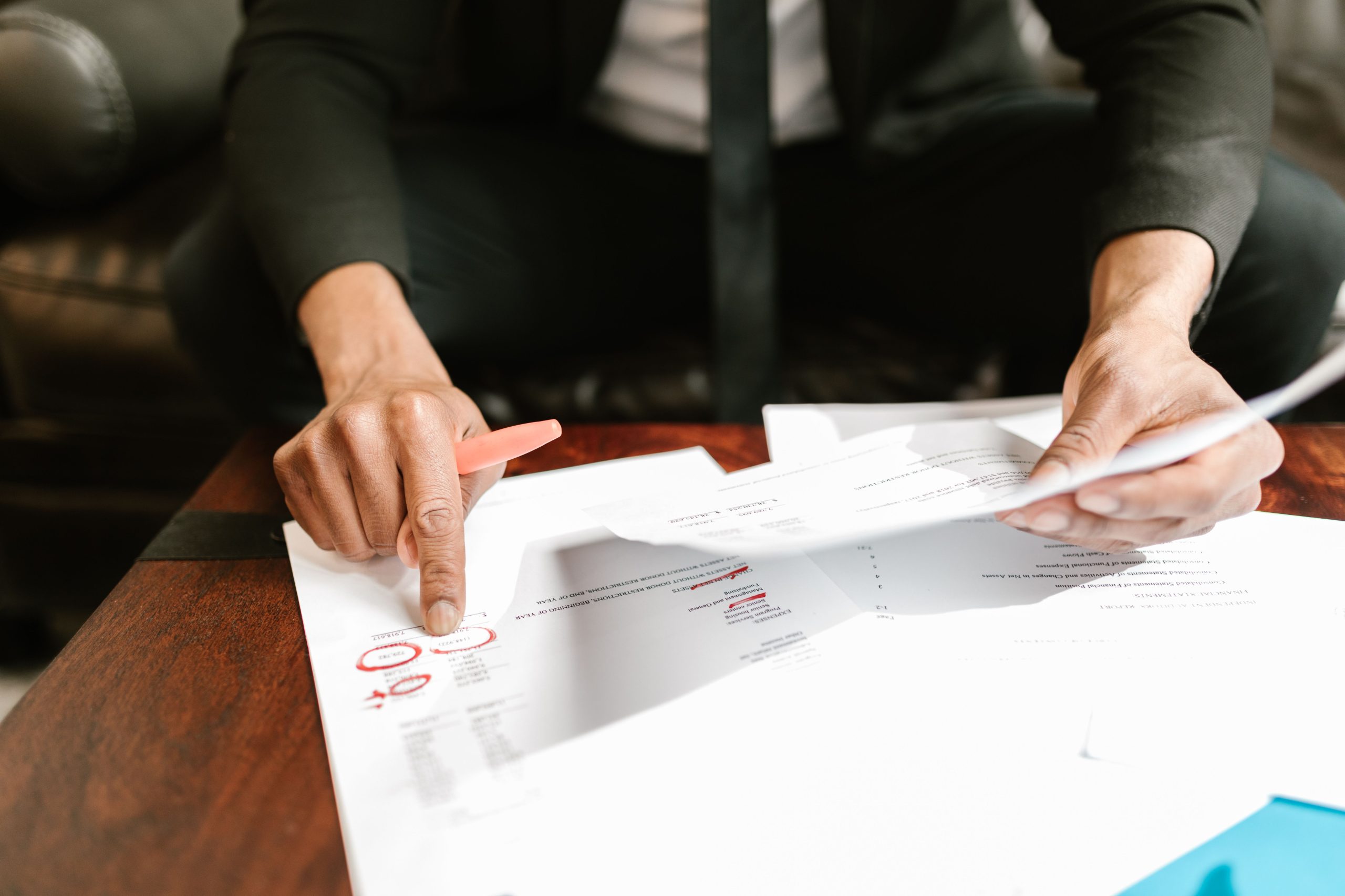 Entrepreneur analysant des documents financiers et des chiffres