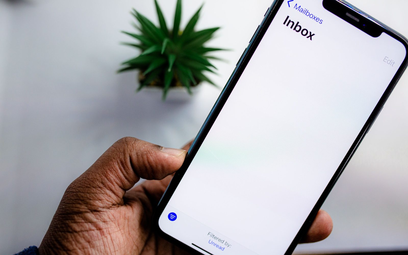 Smartphone affichant une boîte mail sur écran