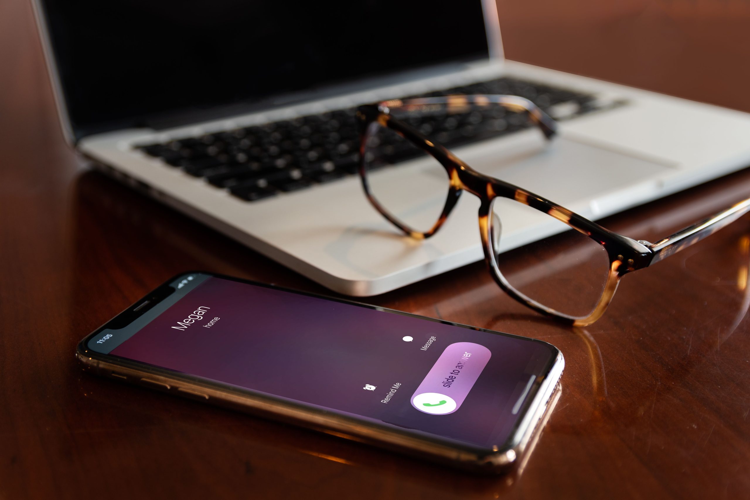 Smartphone et ordinateur avec appel entrant affiché