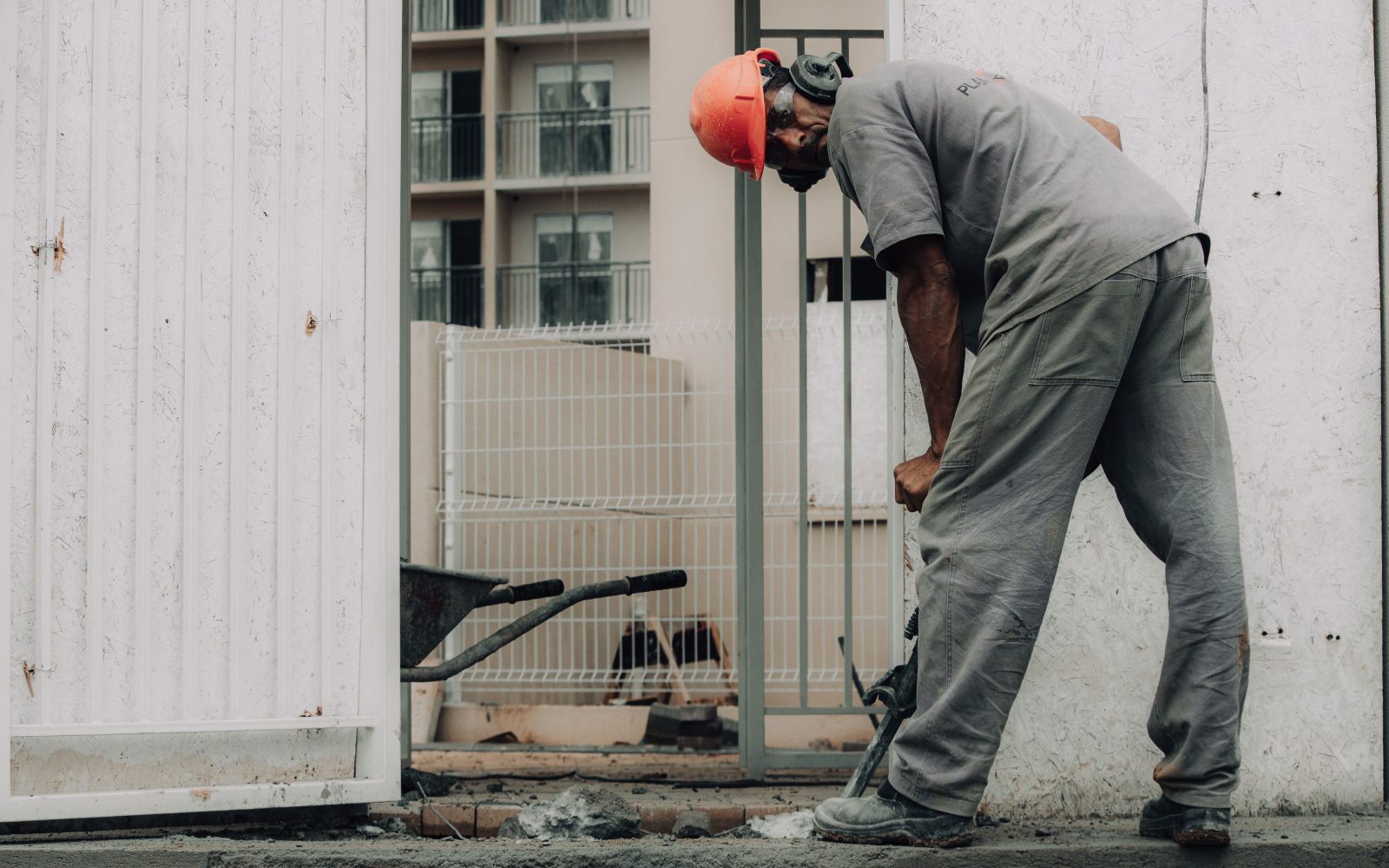 Ouvrier utilisant un marteau-piqueur sur chantier