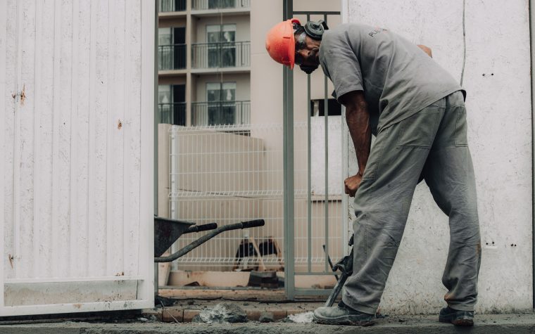 Ouvrier utilisant un marteau-piqueur sur chantier
