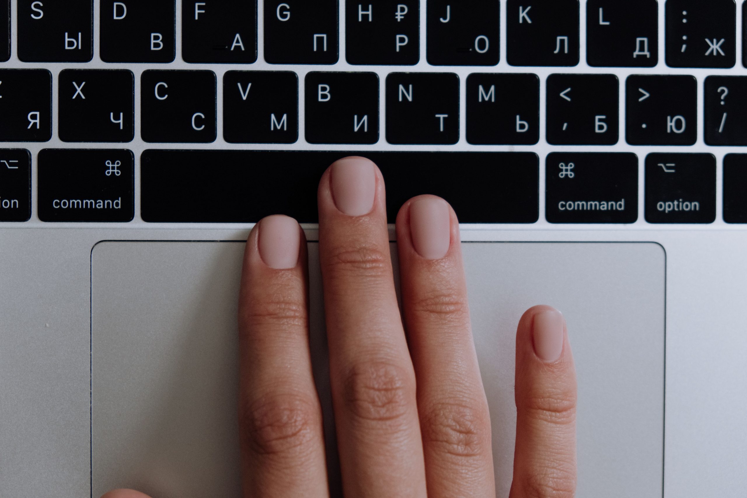 Main tapant sur clavier russe argenté moderne