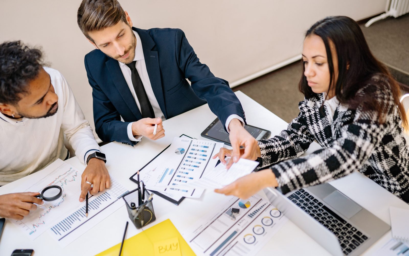 Professionnels d'affaires collaborant avec des graphiques