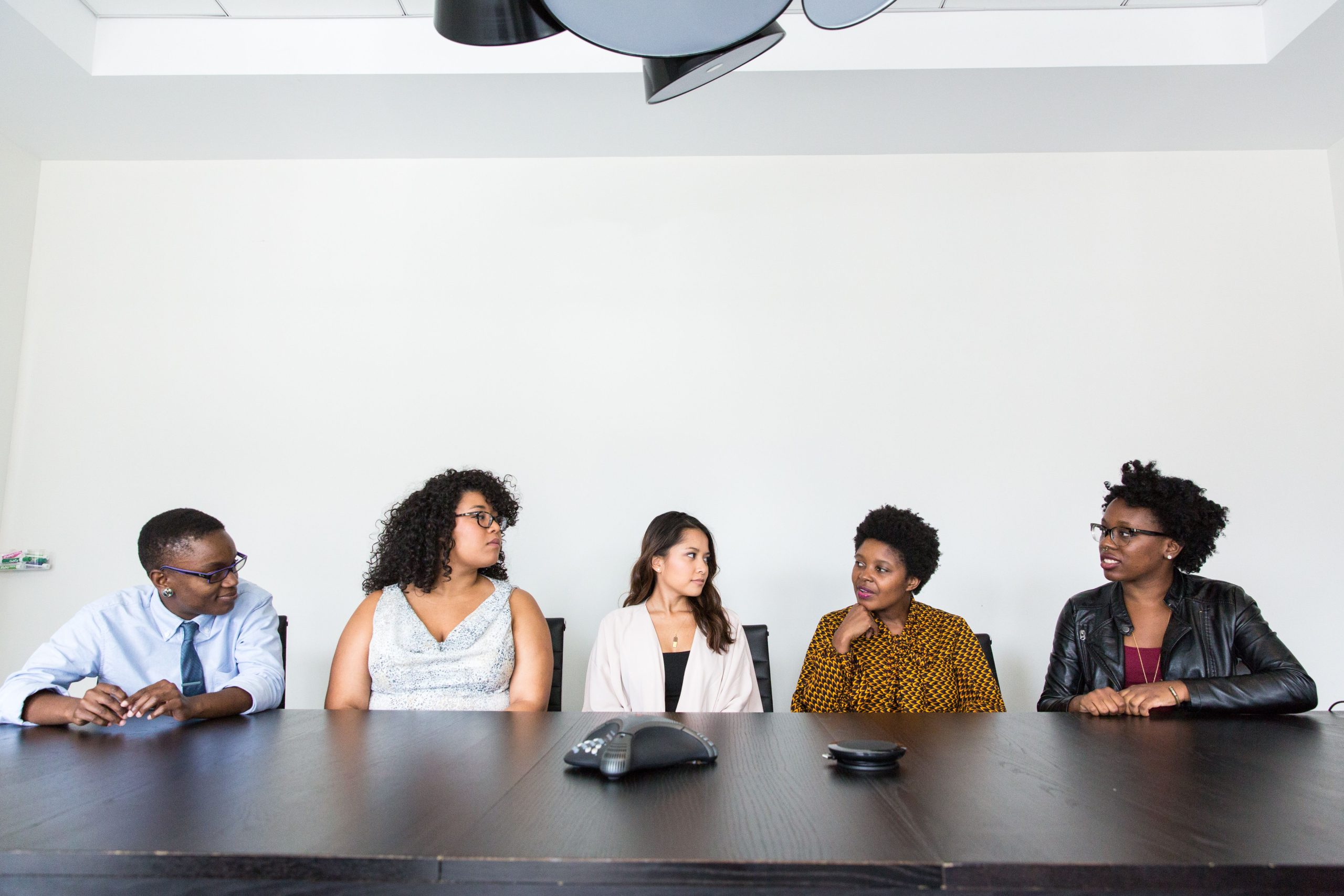 Groupe de professionnels en réunion dans un bureau moderne