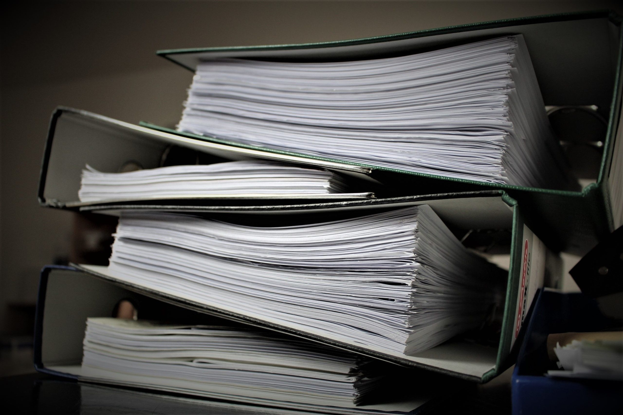 Classeurs empilés remplis de documents archivés