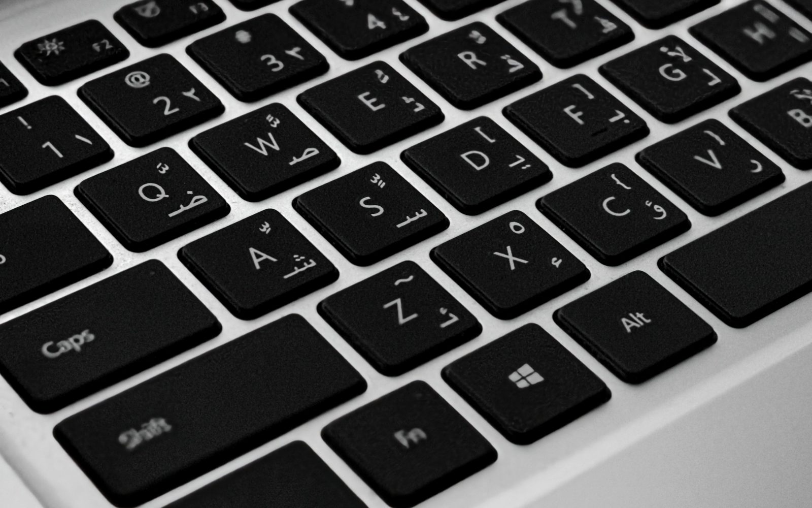 Clavier d'ordinateur portable avec caractères arabes et anglais