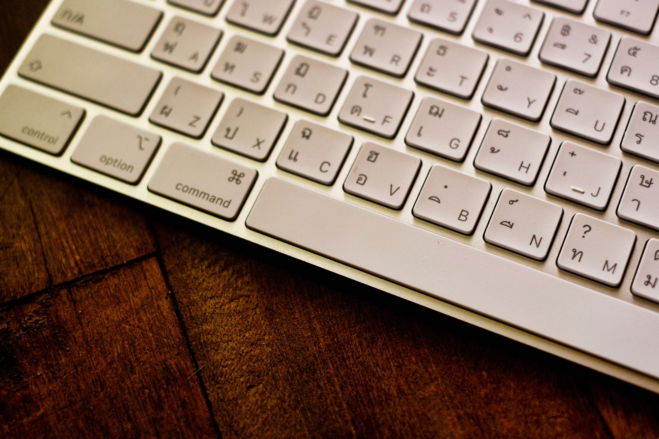 Clavier blanc thaï sur bureau en bois