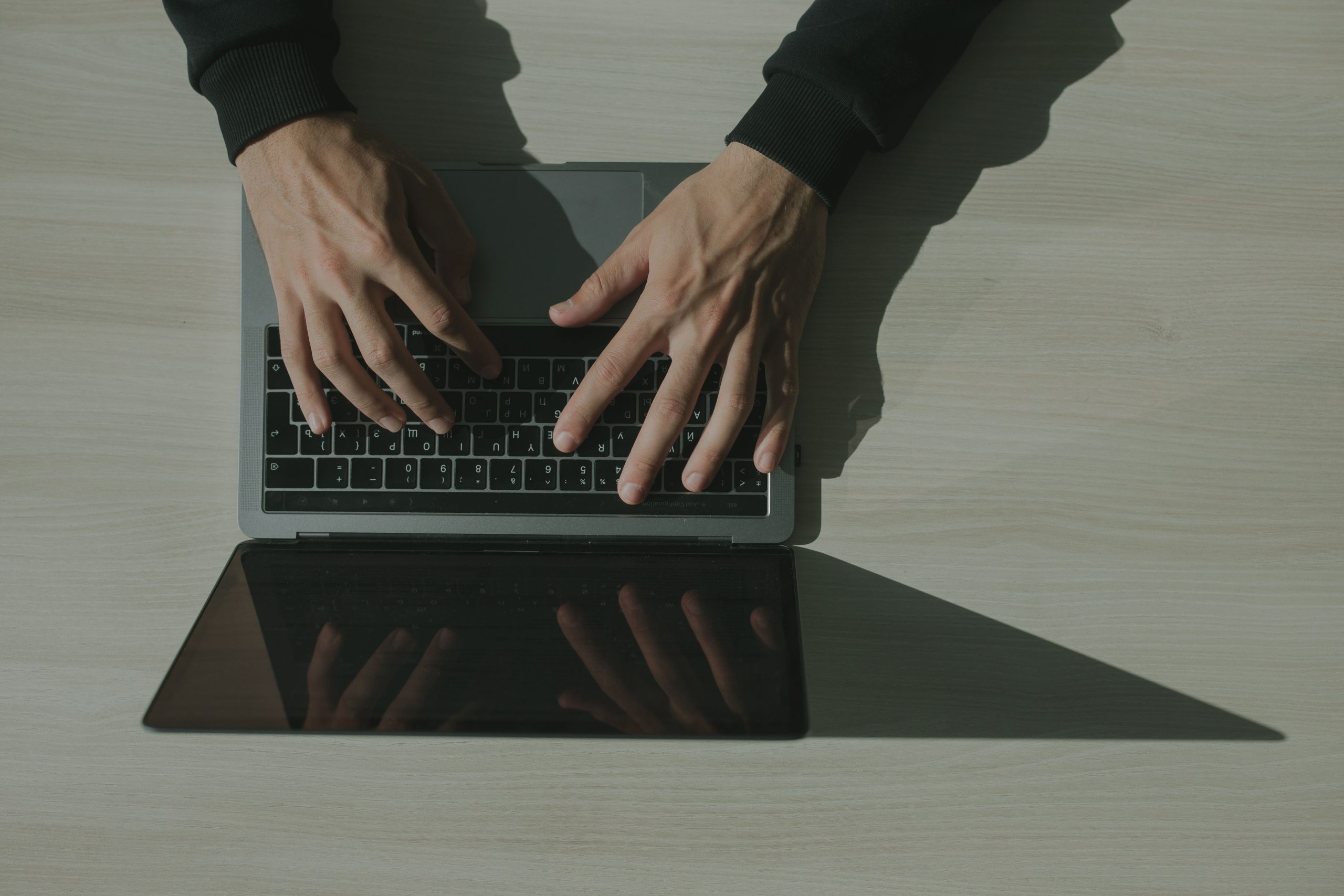 Mains tapant sur clavier d'ordinateur portable
