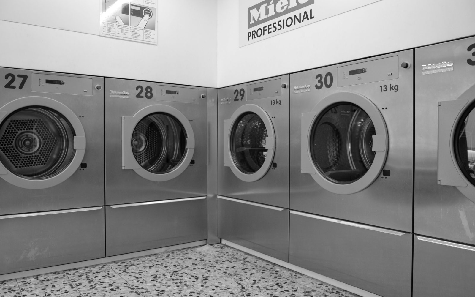 Rangée de machines à laver industrielles dans une laverie moderne