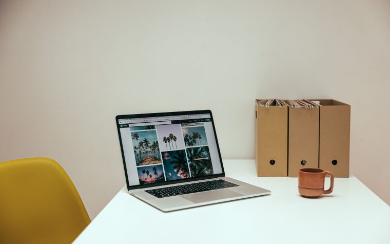 Bureau confortable avec ordinateur portable et café