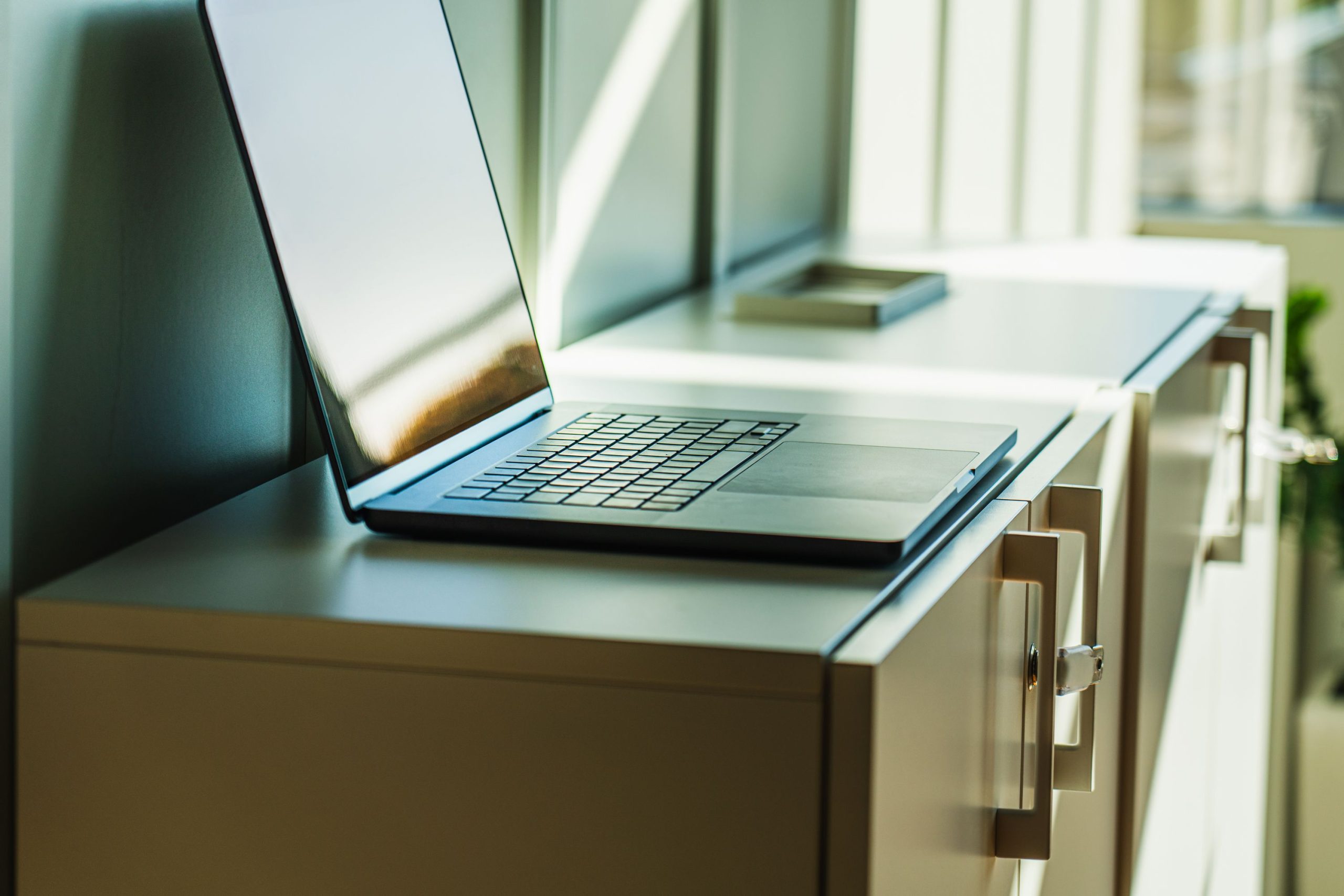Laptop sur meuble ensoleillé pour contexte professionnel