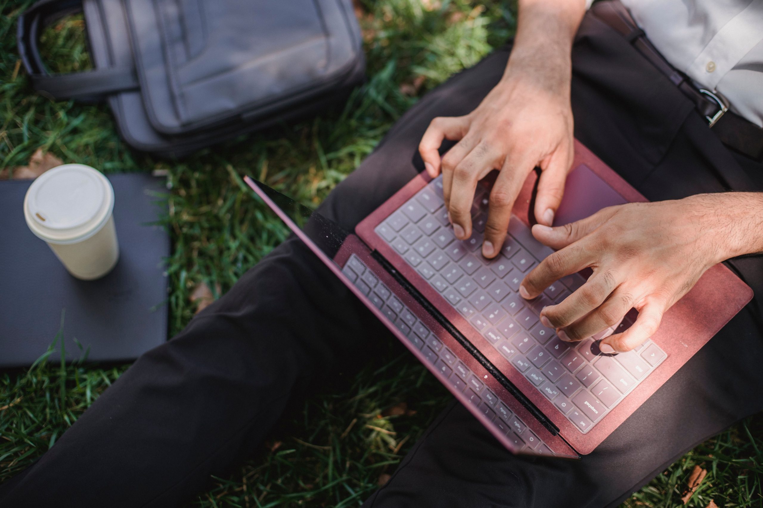 Homme freelance avec laptop et café en plein air