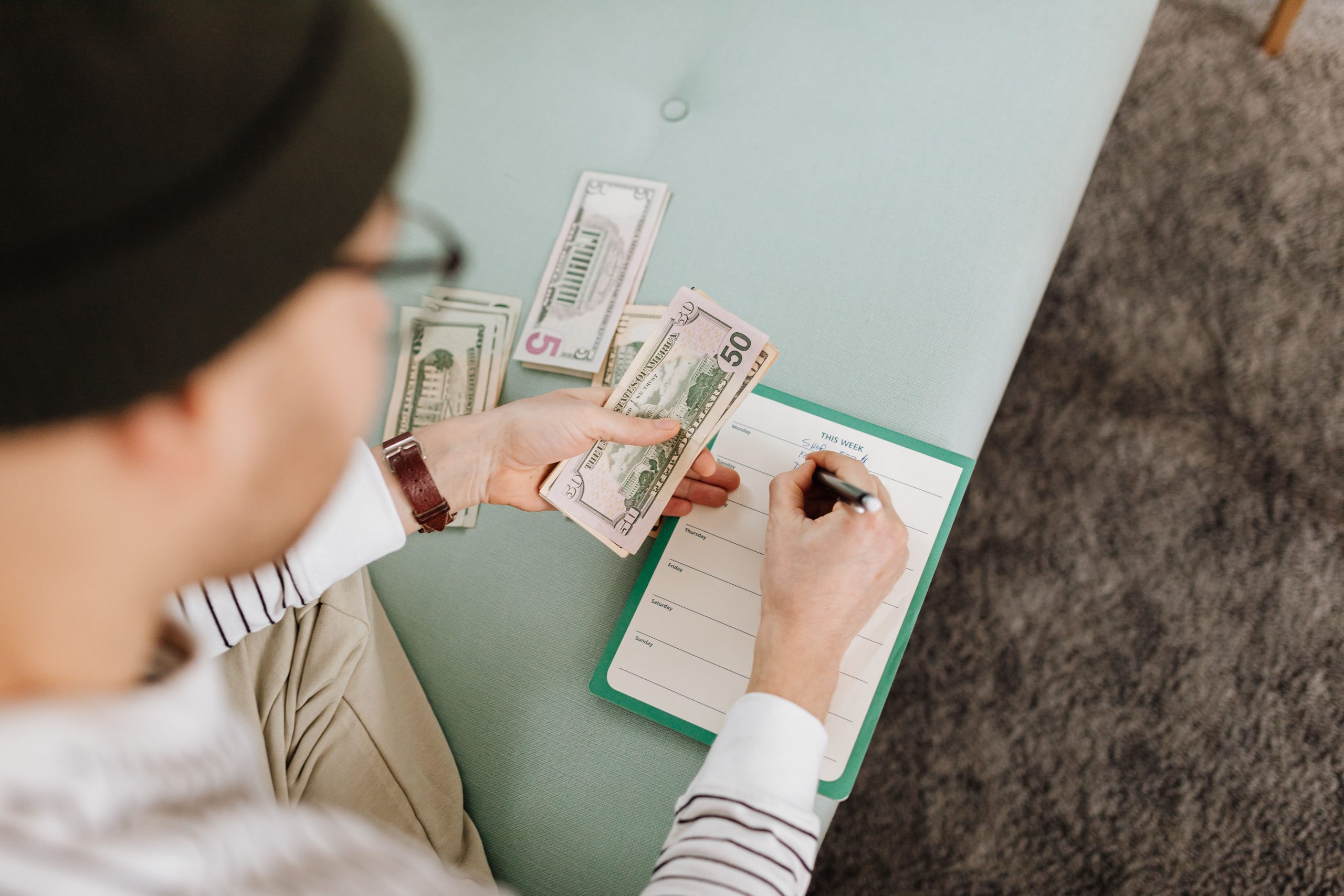 Personne établissant son budget avec un carnet