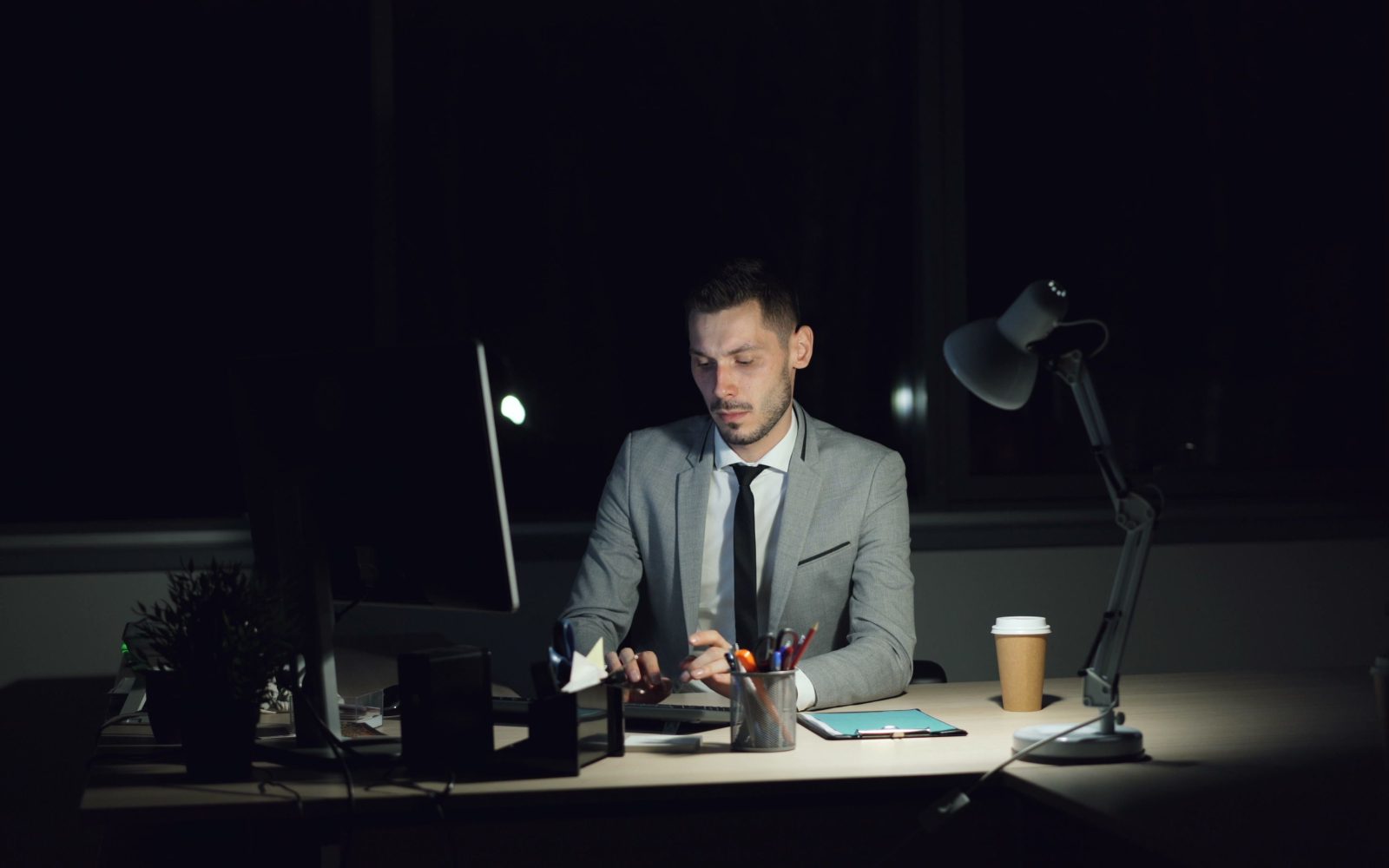 Homme d'affaires travaillant tard le soir au bureau