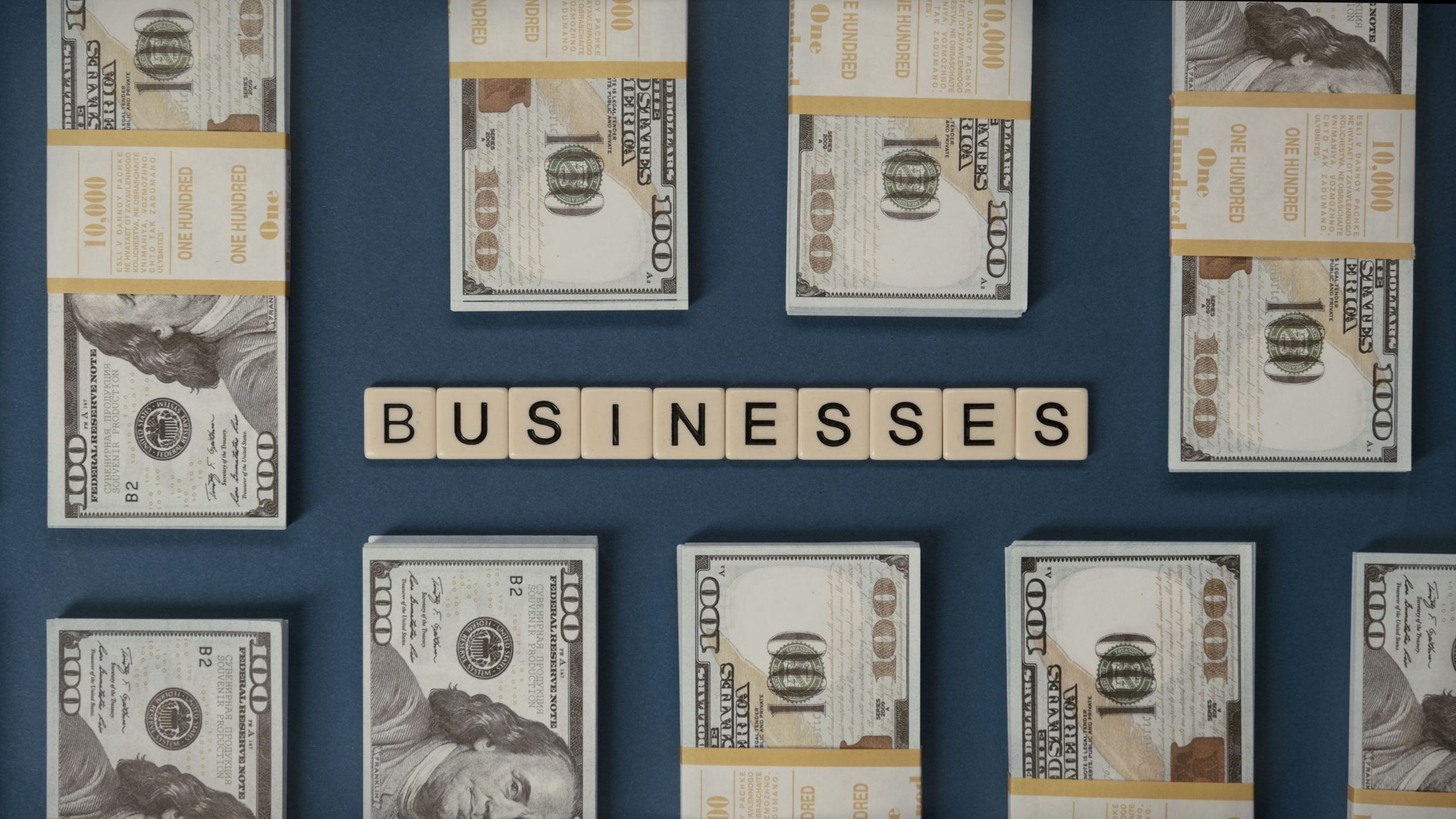 Billets dollars et lettres scrabble entreprise