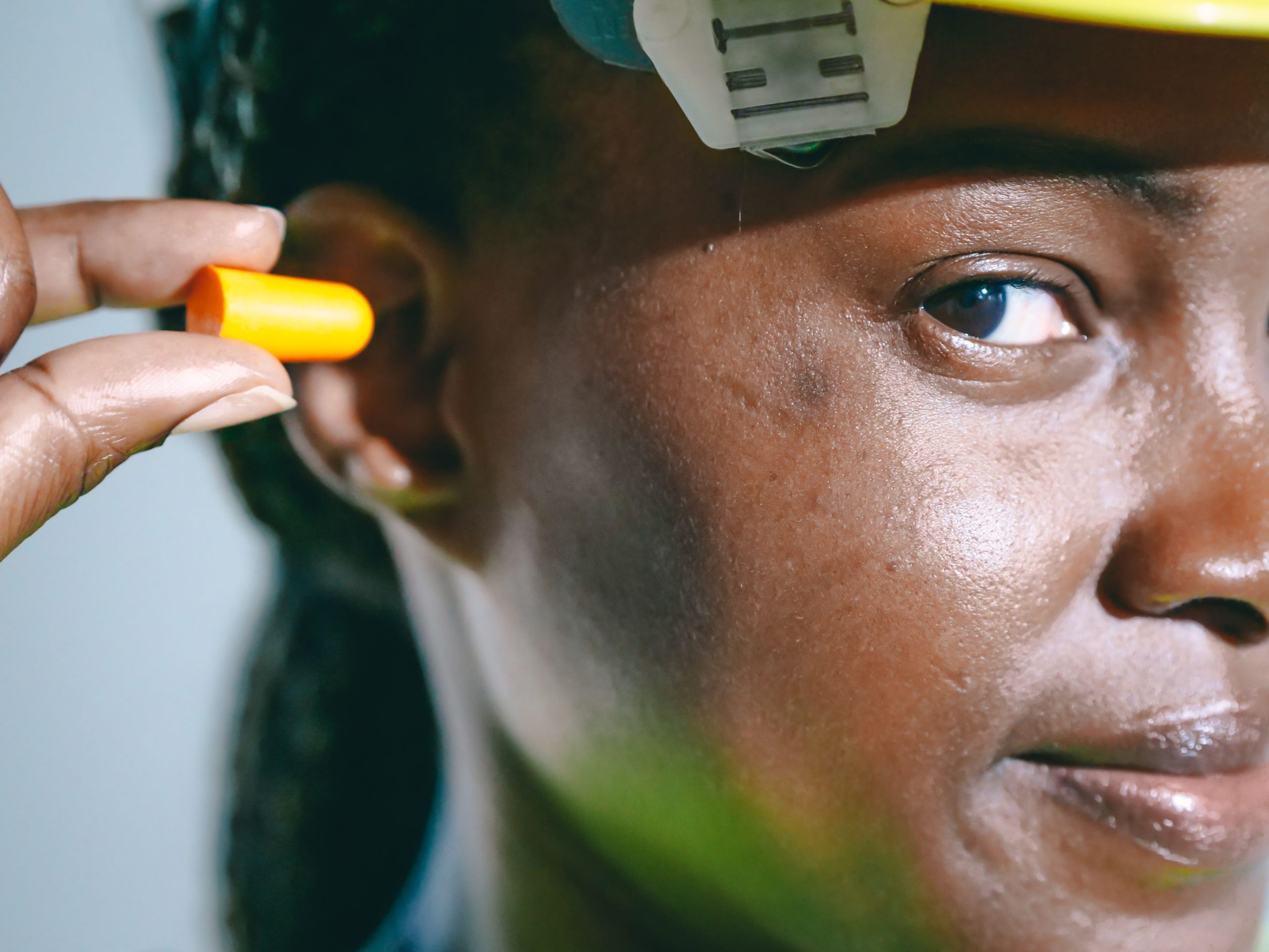 Femme insérant bouchon auriculaire équipement protection