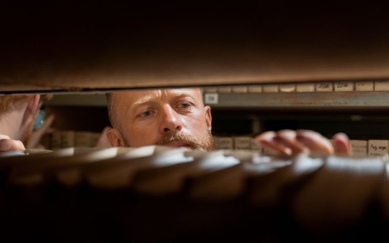 Homme cherchant dans les archives d'un bureau