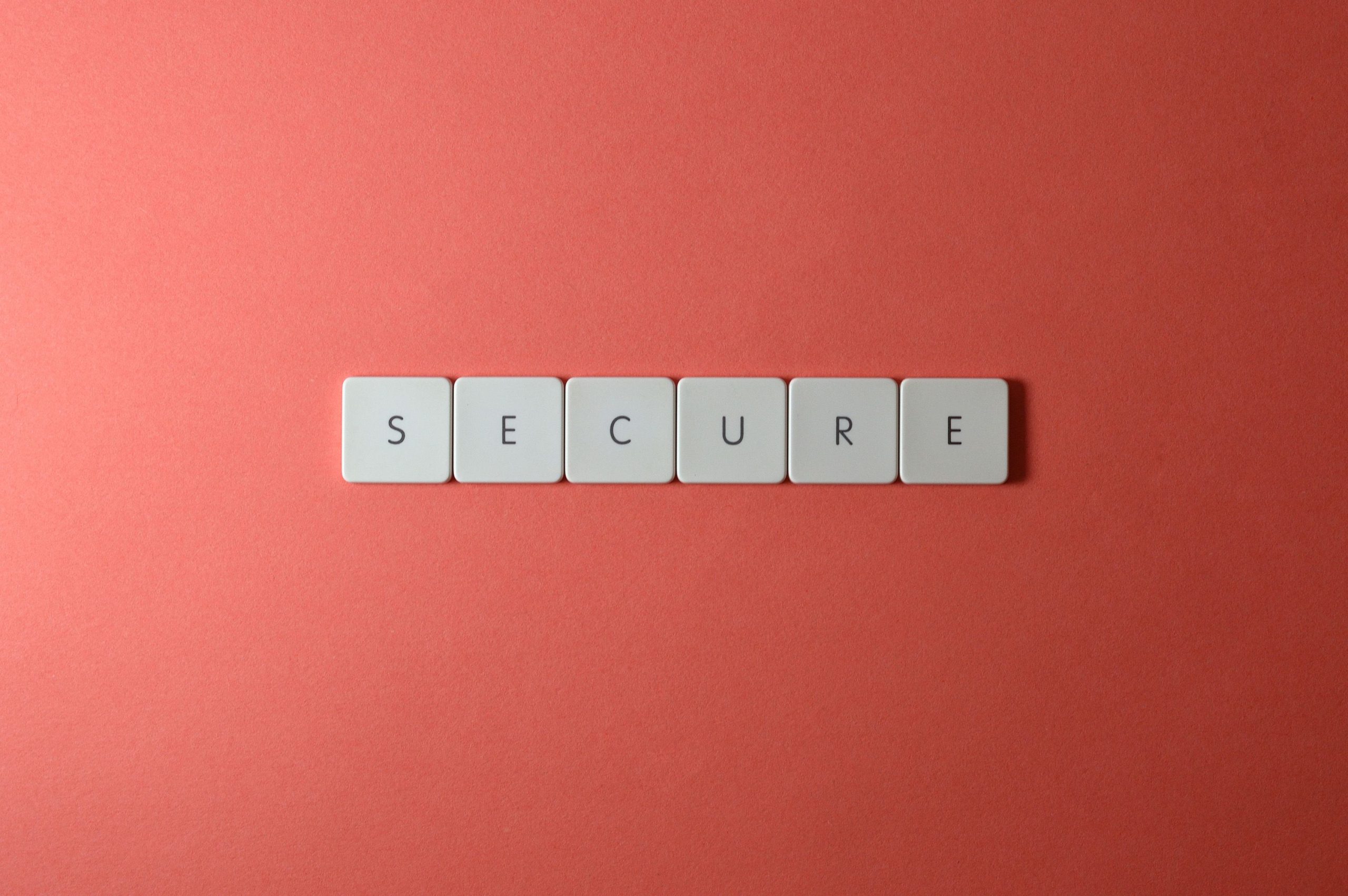 Mot secure affiché avec des tuiles rouge
