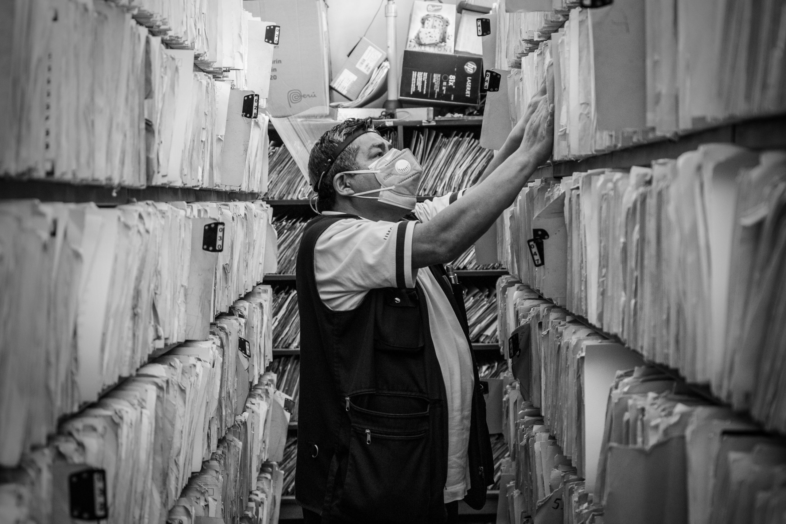 Senior triant les fichiers dans les allées