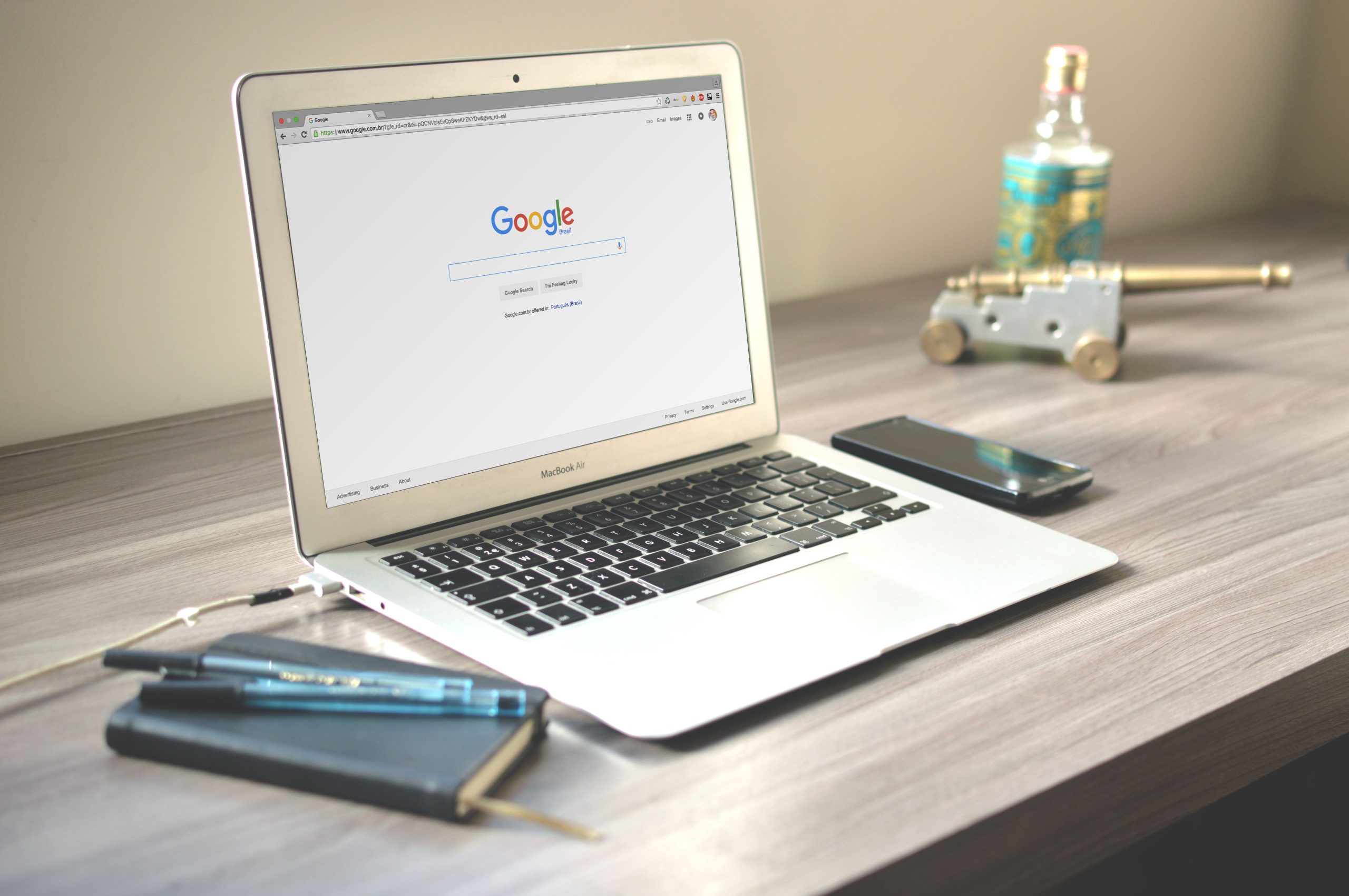 Espace de travail avec ordinateur et smartphone