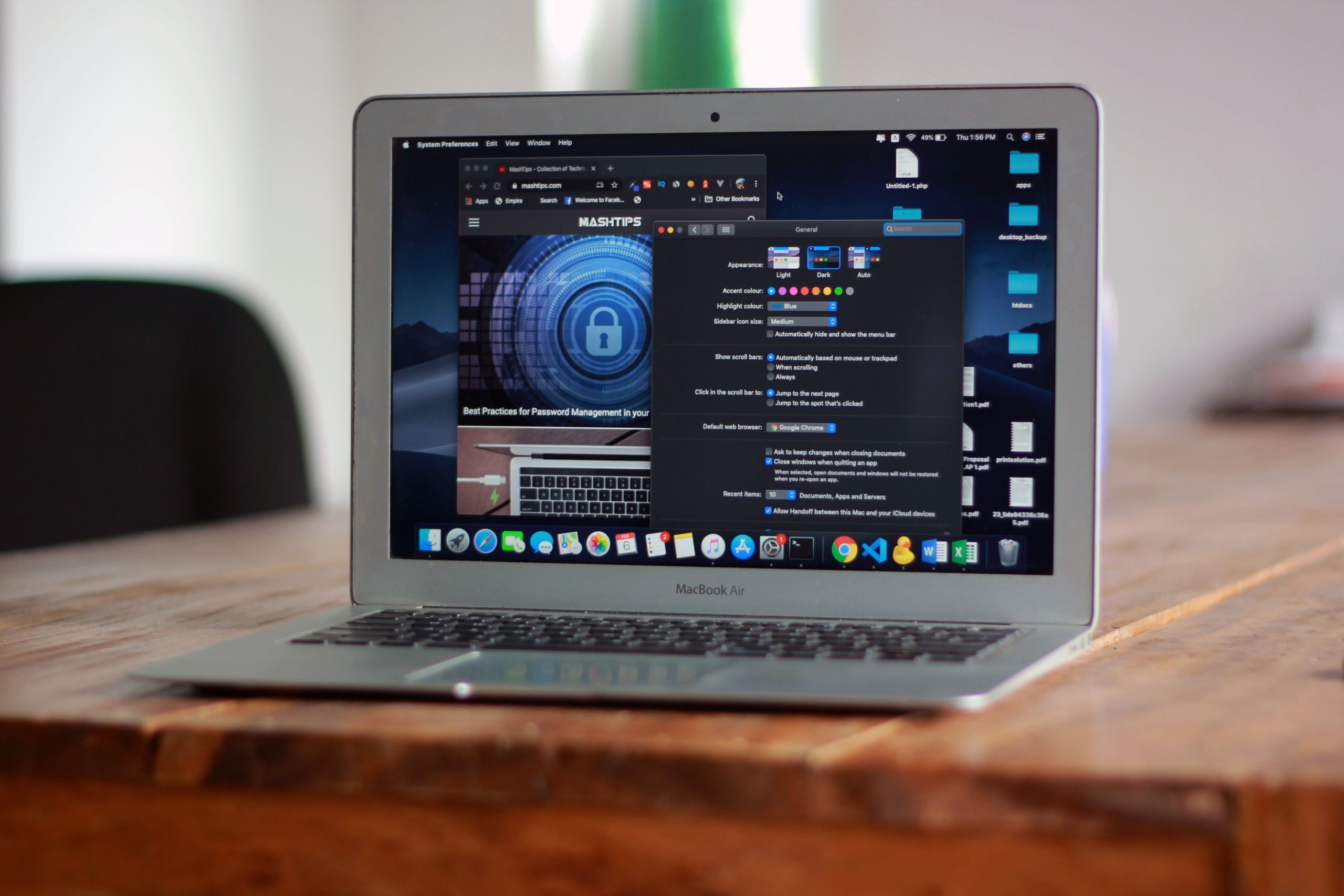 MacBook ouvert avec navigateur web affiché