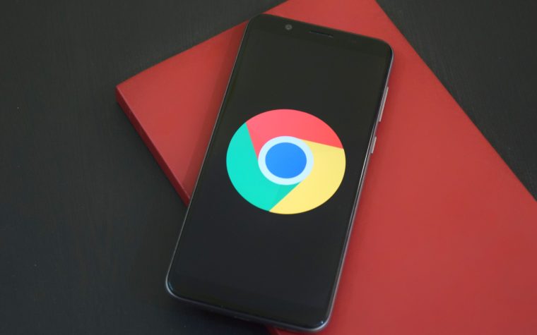 Smartphone affichant le logo du navigateur Chrome