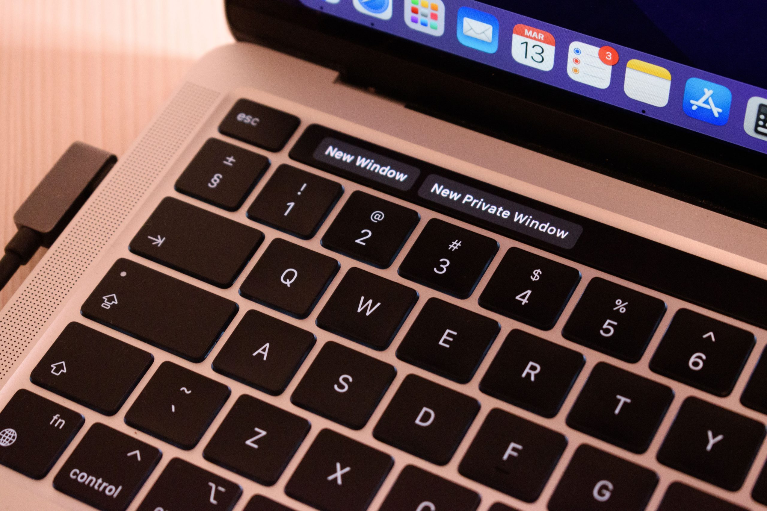 Clavier d'ordinateur avec onglets de navigateur ouverts