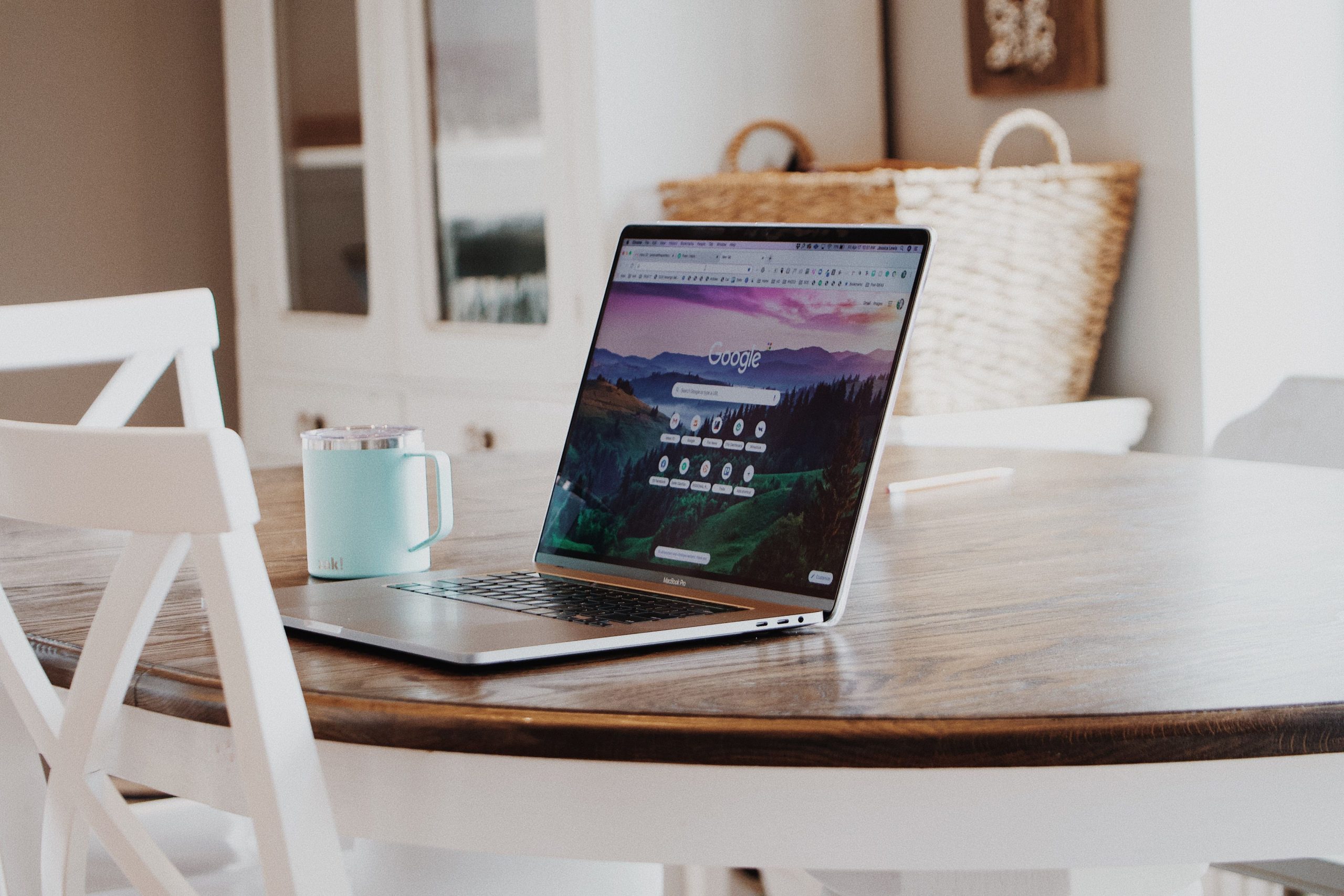 Ordinateur portable sur un bureau en bois